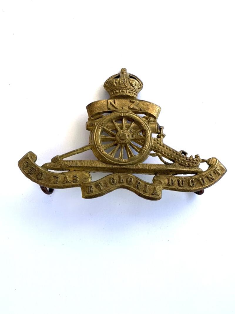 Royal New Zealand Royal Artillery Corps Cap Badge Gaunt Tab