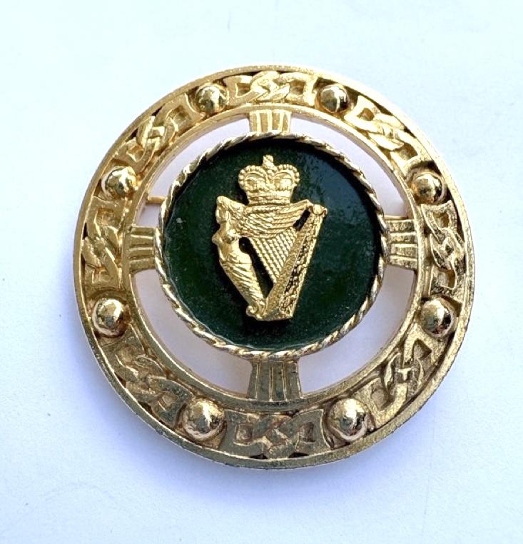 IRISH BROOCHED KILT BADGE.